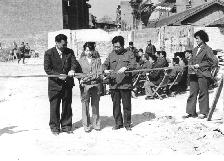 1986年，長虹彩電工程奠基，這樣的剪彩儀式，剪出了中國最大的彩電生產(chǎn)基地之一