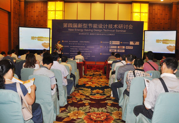 電子元件技術(shù)網(wǎng)副總裁穆強(qiáng)先生致開(kāi)幕辭