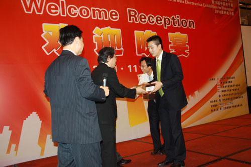 獲獎(jiǎng)嘉賓彭亮和Joseph kim上臺領(lǐng)獎(jiǎng)