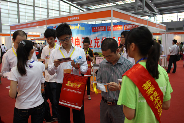 EP工作人員向觀眾派發(fā)Expo Pack