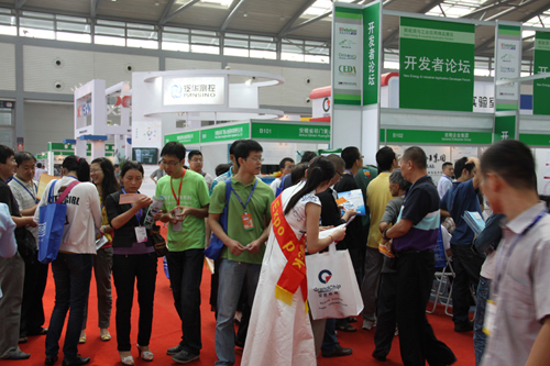 EP工作人員向觀眾派發(fā)Expo Pack