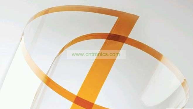 將Willow Glass卷成圓筒狀。