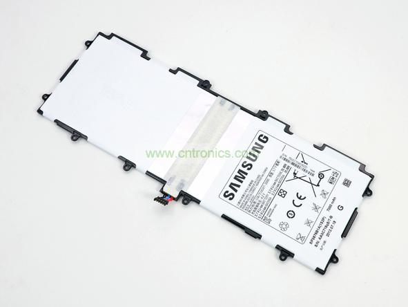 取出電池前要把周?chē)膸铍娎|先拔出來(lái)，這個(gè)比較容易。Galaxy Note 10.1的電池容量為7000mAh,3.7V，預(yù)計(jì)續(xù)航時(shí)間8小時(shí)左右，重約136克，占據(jù)了整體重量的23%。不過(guò)為了減少機(jī)身厚度，電池做得很薄。