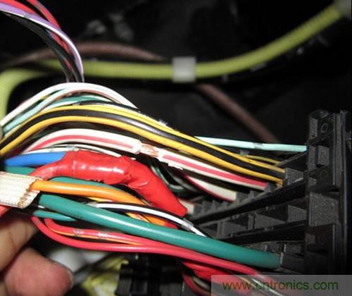 控制線25線--黃底紅條，電容器輸出線為最大的藍色線，接蓄電池正極的線為白底紅條粗線