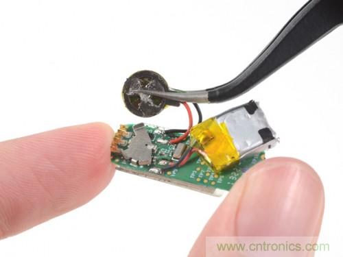 拿下電池，電池還沒(méi)有指甲蓋大，5-7天的電量