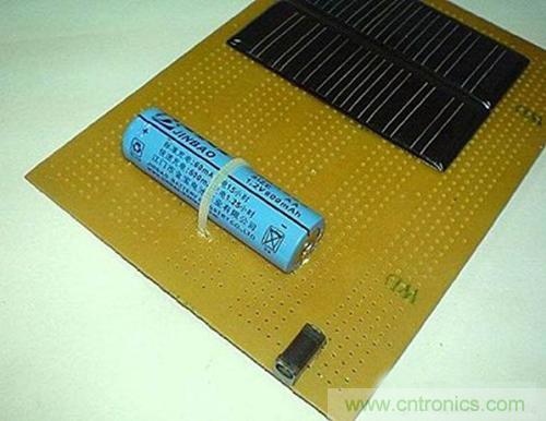 微型太陽能供電板DIY，給手電筒收音機(jī)供電