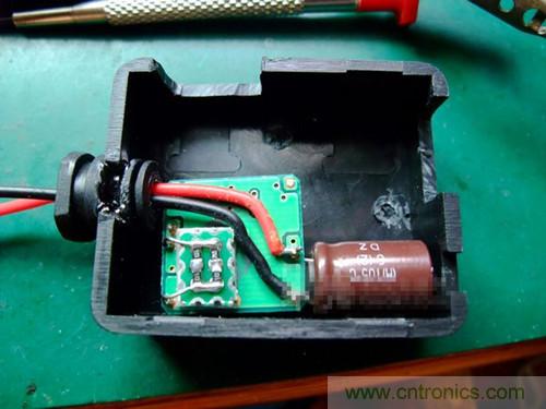 DIY：自制安全高效車(chē)用手機(jī)充電器