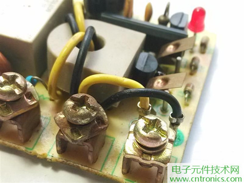 漏電保護(hù)器拆解：結(jié)構(gòu)有差異，做工不錯(cuò)