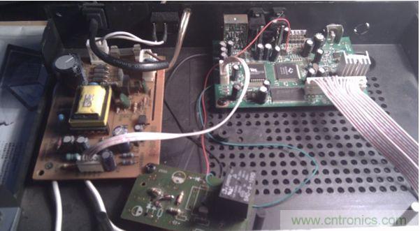 加了個(gè)繼電器，兩個(gè)三極管，五個(gè)電阻和一個(gè)二極管(三極管把解碼板的小信號(hào)進(jìn)行了兩級(jí)放大,電阻是偏置作用)。