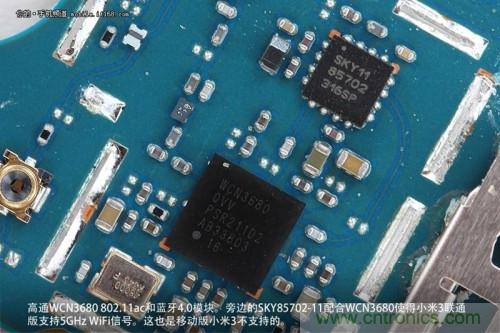 高通WCN3680 802.11ac和藍牙4.0模塊，旁邊的SKY85702-11配合其使用5GHz Wi-Fi頻段