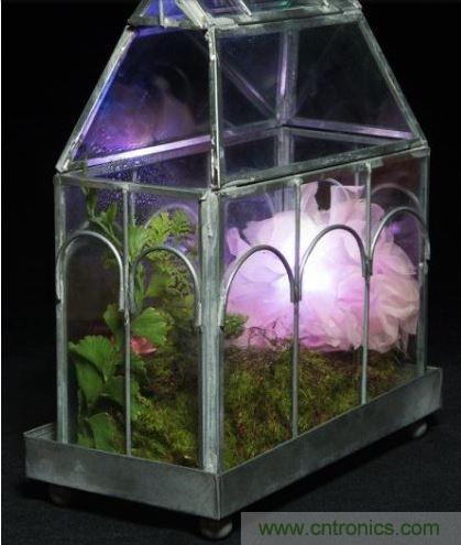 當(dāng)傳感器讀到的數(shù)值低于閾值，則LED會(huì)閃爍紅光