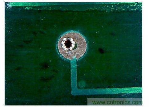 另一邊的鉚釘邊緣(顯微鏡圖像)。從這張圖可以看出配準(zhǔn)誤差很明顯