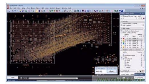 針對顯示連接的網(wǎng)絡(luò)線，設(shè)計師繪制出一個非常簡略的草圖，隨后布線器便開始工作。角落里的秒表記錄了完成布線的實際時間。