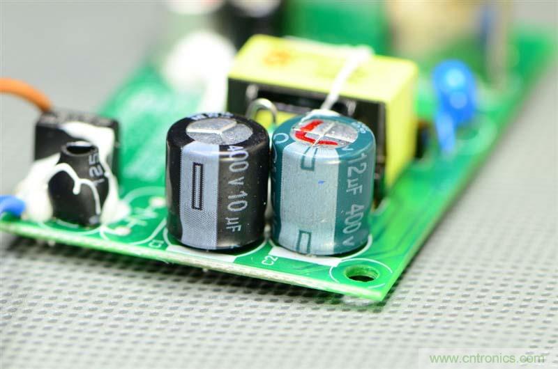 航嘉智能插線板拆解評(píng)測(cè)：看老牌機(jī)電如何&rdquo;秒殺&ldquo;后起之秀