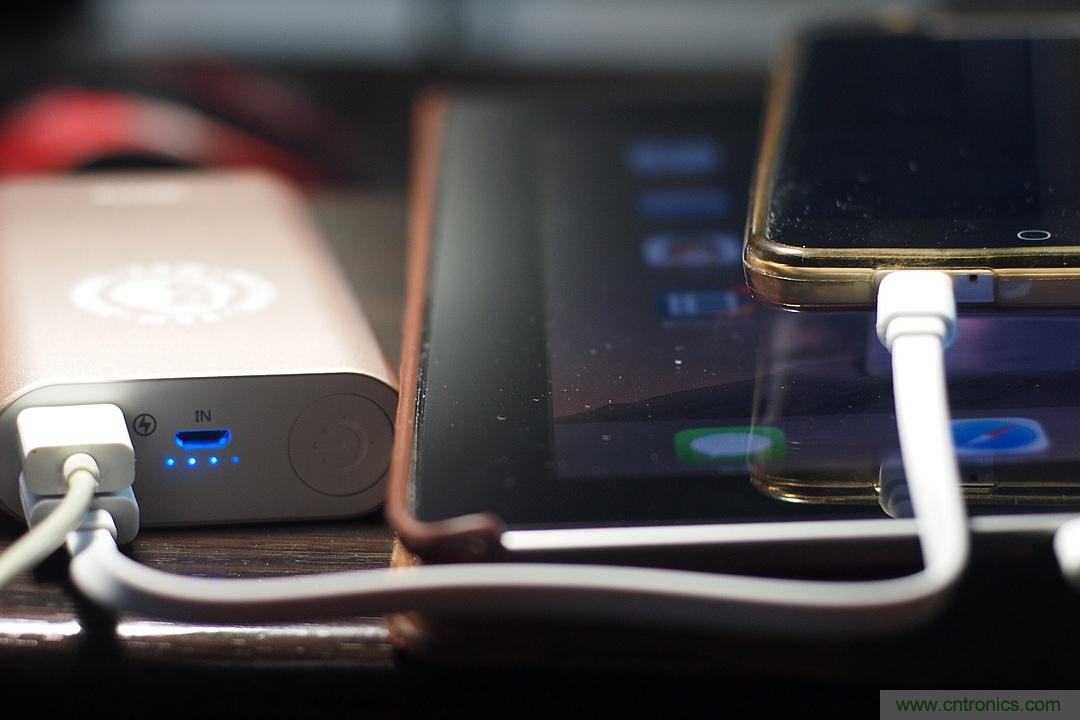 移動電源也玩雙引擎？快到你想象不到