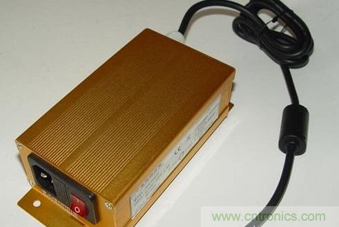 【導(dǎo)讀】本文總結(jié)出針對于LED電源EMC/EMI的主要幾個控制技術(shù)：電路措施、EMI濾波、元器件選擇、屏蔽和印制電路板抗干擾設(shè)計等。如果能正確合理的對這些問題進行解決，就可順利通過3C認(rèn)證。  在電路當(dāng)中，EMC和EMI的問題是人們始終關(guān)心的話題。在LED電路中，對于EMC和EMI的要求同樣非常高。本文將為大家介紹LED產(chǎn)品設(shè)計當(dāng)中關(guān)于解決EMI與EMC的解決方法，感興趣的朋友快來看一看吧。  　　要解決LED驅(qū)動電源的電磁干擾問題，從硬件上可從以下幾個方面入手：  　　減少開關(guān)電源本身的干擾  　　軟開關(guān)技術(shù)，在原有的硬開關(guān)電路中增加電感和電容元件，利用電感和電容的諧振，降低開關(guān)過程中的du/dt和di/dt，使開關(guān)器件開通時電壓的下降先于電流的上升，或關(guān)斷時電流的下降先于電壓的上升，來消除電壓和電流的重疊。開關(guān)頻率調(diào)制技術(shù)，通過調(diào)制開關(guān)頻率fc，把集中在fc及其諧波2fc、 3fc&hellip;上的能量分散到它們周圍的頻帶上，以降低各個頻點上的EMI幅值。元器件的選擇，選擇不易產(chǎn)生噪聲、不易傳導(dǎo)和輻射噪聲的元器件。通常特別值得注意的是，二極管和變壓器等繞組類元器件的選用。反向恢復(fù)電流小、恢復(fù)時間短的快速恢復(fù)二極管是開關(guān)電源高頻整流部分的理想器件。合理使用電磁干擾濾波器，EMI濾波器的主要目的之一，電網(wǎng)噪聲是電磁干擾的一種，它屬于射頻干擾（RFI），其傳導(dǎo)噪聲的頻譜大致為10KHz~30MHz，最高可達(dá) 150MHz。  　　在一般情況下，差模干擾幅度小，頻率低，所造成的干擾較小;共模干擾幅度大，頻率高，還可以通過導(dǎo)線產(chǎn)生輻射，所造成的干擾較大。欲削弱傳導(dǎo)干擾，最有效的方法就是在開關(guān)電源輸入和輸出電路中加裝電磁干擾濾波器。LED電源一般采用簡易式單級EMI濾波器，主要包括共模扼流圈和濾波電容。EMI濾波器能有效抑制開關(guān)電源適配器的電磁干擾。 1 　　通過切斷干擾信號的傳播途徑來減少電磁干擾問題  　　第一種情況是電源線干擾可以使用電源線濾波器濾除。一個合理有效的開關(guān)電源EMI濾波器應(yīng)該對電源線上差模和共模干擾都有較強的抑制作用。改善PCB板的電磁兼容性設(shè)計PCB是LED電源系統(tǒng)中電路元件和器件的支撐件，它提供電路元件和器件之間的電氣連接。隨著電子技術(shù)的飛速發(fā)展，PCB的密度越來越高。 PCB設(shè)計的好壞對LED電源系統(tǒng)的電磁兼容性影響很大。  　　實踐證實，即使電路原理圖設(shè)計正確，印刷電路板設(shè)計不當(dāng)，也會對LED電源系統(tǒng)的可靠性產(chǎn)生不利影響。PCB抗干擾設(shè)計主要包括PCB布局、布線及接地，其目的是減小PCB的電磁輻射和PCB上電路之間的串?dāng)_。還有，一般變壓器電磁干擾引發(fā)的交流聲頻率一般為50HZ左右，而地線布線不當(dāng)導(dǎo)致的交流聲，由于整流電路的倍頻作用頻率約為100HZ，仔細(xì)區(qū)分還是可以察覺的。因此，在設(shè)計印刷電路板的時候，應(yīng)留意采用正確的方法，遵守PCB設(shè)計的一般原則，并應(yīng)符合抗干擾的設(shè)計要求。  　　主動大幅增強受干擾體的抗干擾能力  　　在LED電源系統(tǒng)中輸進/輸出也是干擾源的傳導(dǎo)線，和接收射頻干擾信號的拾檢源，我們設(shè)計時一般要采取有效的措施：采用必要的共模/差模抑制電路，同時也要采取一定的濾波和防電磁屏蔽措施以減小干擾的進進。在條件許可的情況下盡可能采取各種隔離措施（如光電隔離或者磁電隔離），從而阻斷干擾的傳播。防雷擊措施，室外使用的LED電源系統(tǒng)或從室外排擠引進室內(nèi)的電源線、信號線，要考慮系統(tǒng)的防雷擊題目。常用的防雷擊器件有：氣體放電管、 TVS（Transient Voltage Suppression）等。氣體放電管是當(dāng)電源的電壓大于某一數(shù)值時，通常為數(shù)十V或數(shù)百V，氣體擊穿放電，將電源線上強沖擊脈沖導(dǎo)進大地。TVS可以看成兩個并聯(lián)且方向相反的齊納二極管，當(dāng)兩端電壓高于某一值時導(dǎo)通。其特點是可以瞬態(tài)通過數(shù)百乃上千A的電流。