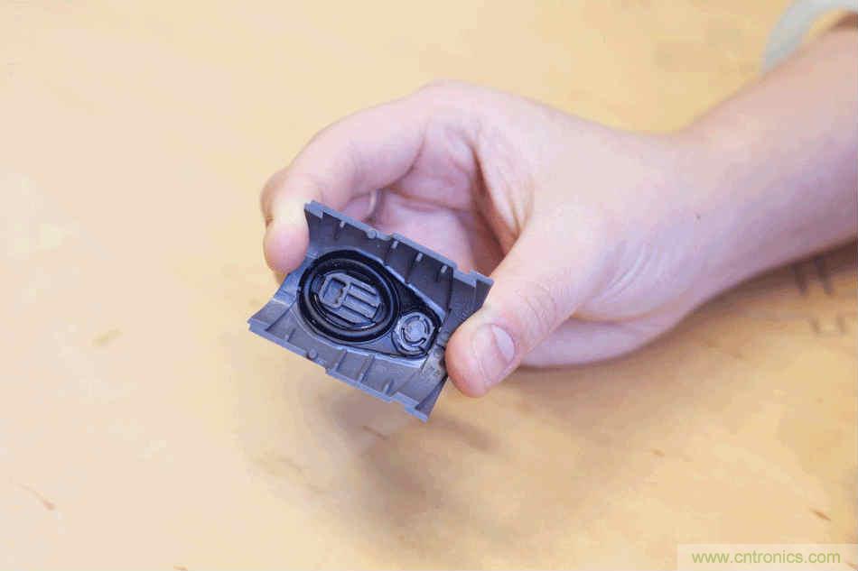 拆解戴森吹風(fēng)機(jī)：近三千元的價(jià)格貴在哪？