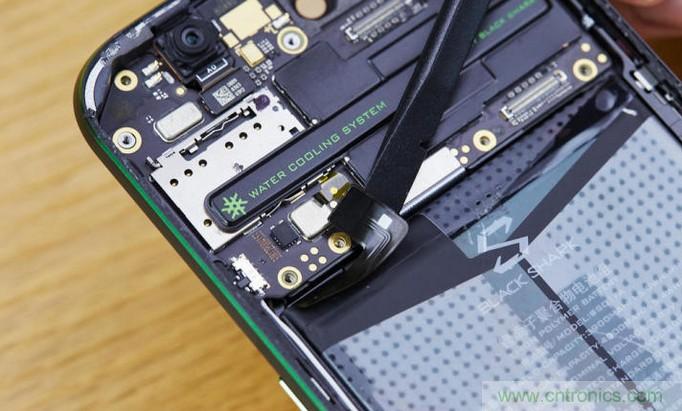 拆解黑鯊手機(jī)：多級(jí)直觸一體式液冷系統(tǒng)有什么門(mén)道？