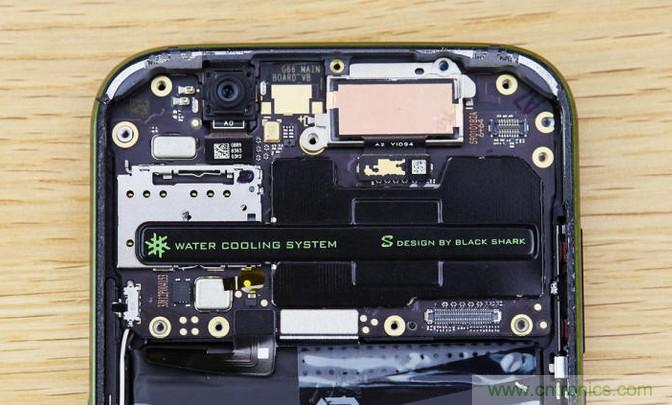 拆解黑鯊手機(jī)：多級(jí)直觸一體式液冷系統(tǒng)有什么門(mén)道？