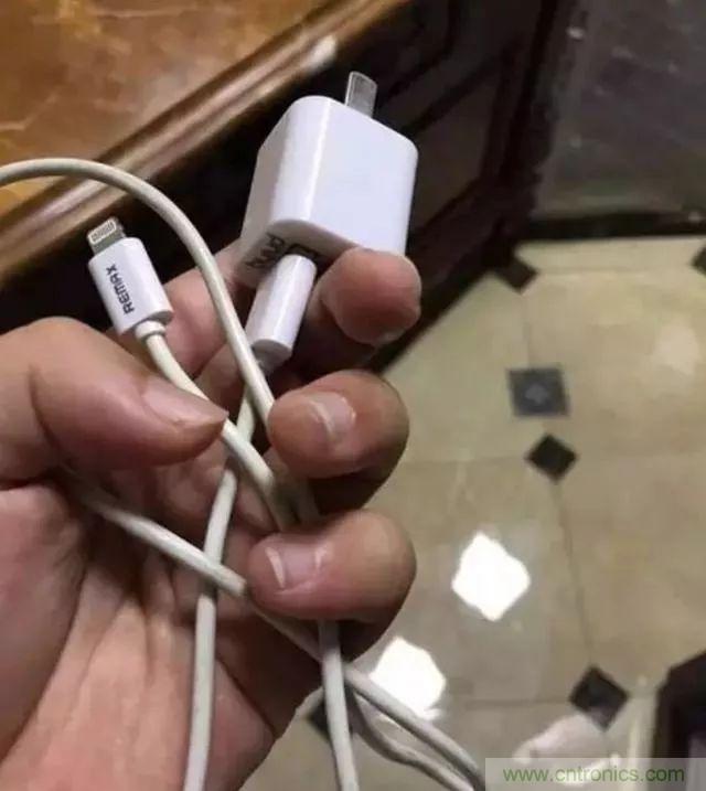 拆了個電容之后，我的iPhone也會自動訂房了