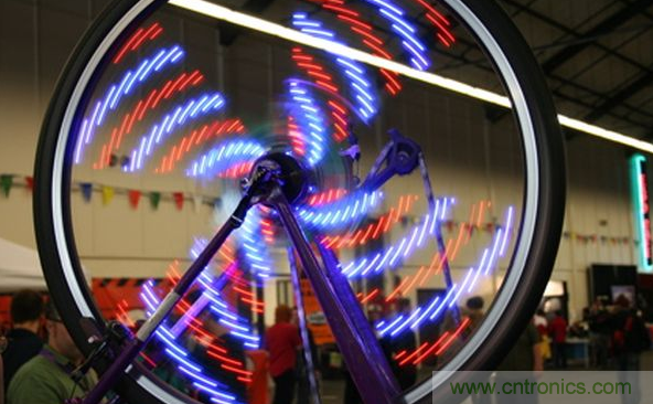 電燈泡內(nèi)通有交流電，為什么看不到燈泡在閃爍？