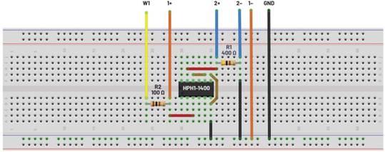   材料  ? ADALM2000主動(dòng)學(xué)習(xí)模塊 ? 無焊試驗(yàn)板和跳線套件 ? 一臺(tái)HPH1-1400L 6繞組變壓器 ? 一臺(tái)HPH1-0190L 6繞組變壓器 ? 兩個(gè)100 Ω電阻  說明  在無焊試驗(yàn)板上構(gòu)建圖2所示的電路。需要使用此設(shè)置來測(cè)量初級(jí)/次級(jí)匝數(shù)比為1:1的三種不同配置下，兩個(gè)變壓器型號(hào)各自的頻率響應(yīng)。兩個(gè)紅色箭頭表示在初級(jí)和次級(jí)使用同一個(gè)線圈的配置中連接源電阻和負(fù)載電阻的位置。藍(lán)色箭頭對(duì)應(yīng)的是在初級(jí)和次級(jí)使用兩個(gè)串聯(lián)線圈的配置。綠色箭頭對(duì)應(yīng)的是在初級(jí)和次級(jí)使用三個(gè)串聯(lián)線圈的配置。